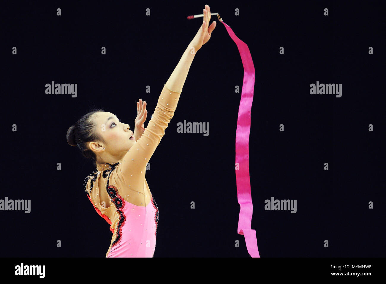 Visa Vereinigung der internationalen Gymnastik (Bild) - Linyi Peng von China führt mit der Multifunktionsleiste bei rhythmischen Olympiaqualifikation der Damen in der O2 Arena in London, 17. Januar 2012 --- Bild von: © Paul Cunningham Stockfoto