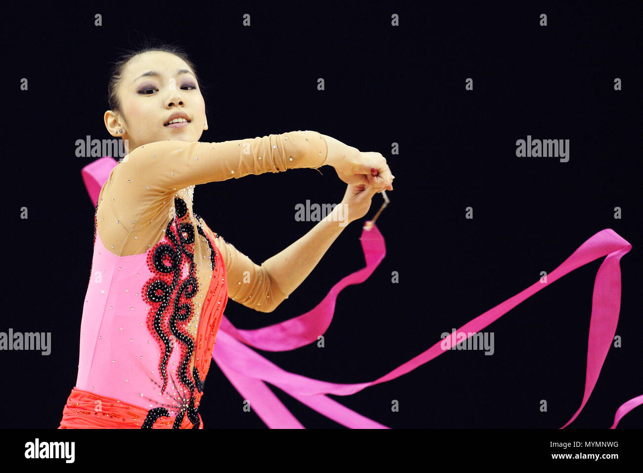 Visa Vereinigung der internationalen Gymnastik (Bild) - Linyi Peng von China führt mit der Multifunktionsleiste bei rhythmischen Olympiaqualifikation der Damen in der O2 Arena in London, 17. Januar 2012 --- Bild von: © Paul Cunningham Stockfoto