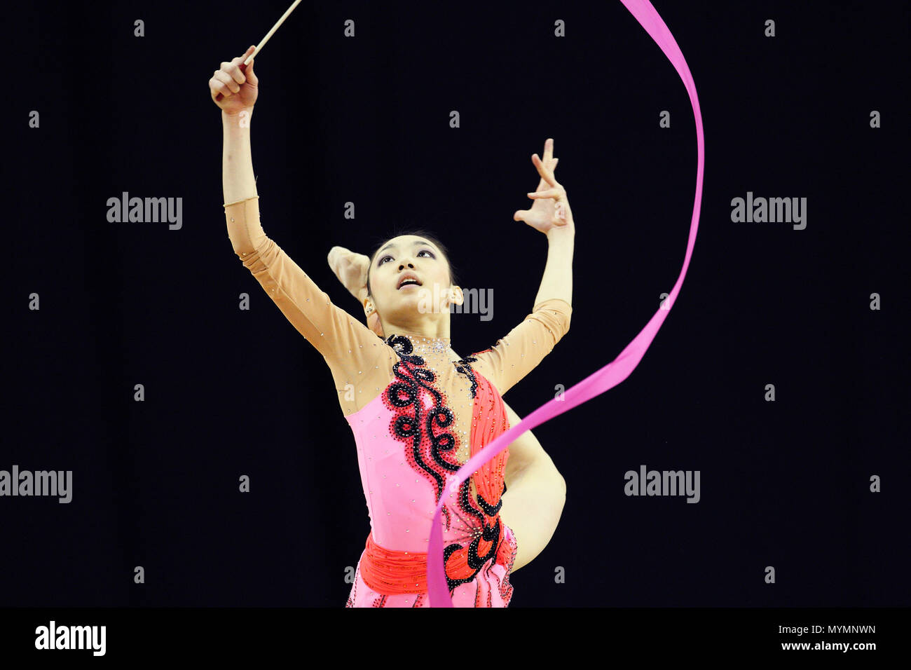 Visa Vereinigung der internationalen Gymnastik (Bild) - Linyi Peng von China führt mit der Multifunktionsleiste bei rhythmischen Olympiaqualifikation der Damen in der O2 Arena in London, 17. Januar 2012 --- Bild von: © Paul Cunningham Stockfoto