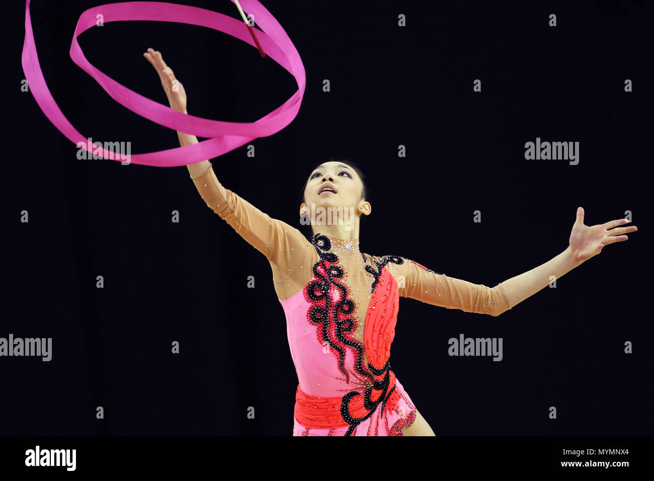 Visa Vereinigung der internationalen Gymnastik (Bild) - Linyi Peng von China führt mit der Multifunktionsleiste bei rhythmischen Olympiaqualifikation der Damen in der O2 Arena in London, 17. Januar 2012 --- Bild von: © Paul Cunningham Stockfoto