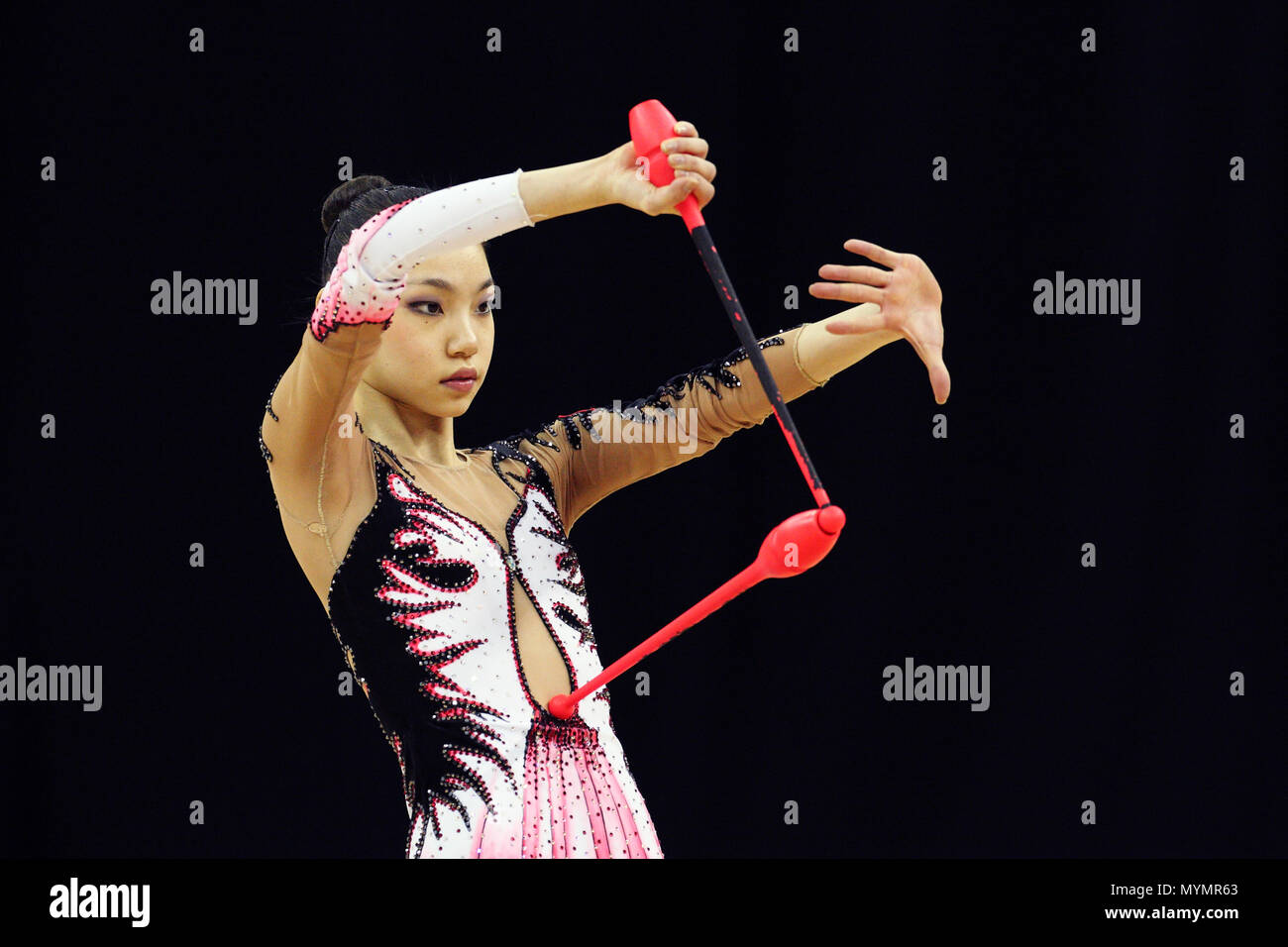 Visa Vereinigung der internationalen Gymnastik (Bild) - Linyi Peng von China führt mit den Vereinen bei rhythmischen Olympiaqualifikation der Damen in der O2 Arena in London, 17. Januar 2012 --- Bild von: © Paul Cunningham Stockfoto