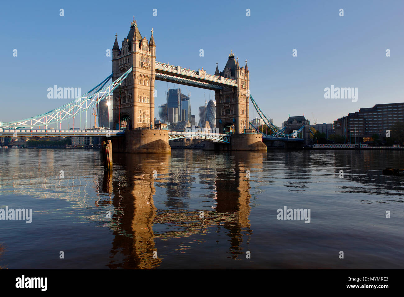 Tower Bridge London, fotografiert sehr früh am Morgen kurz nach Sonnenaufgang auf einen sehr ruhigen Tag Stockfoto