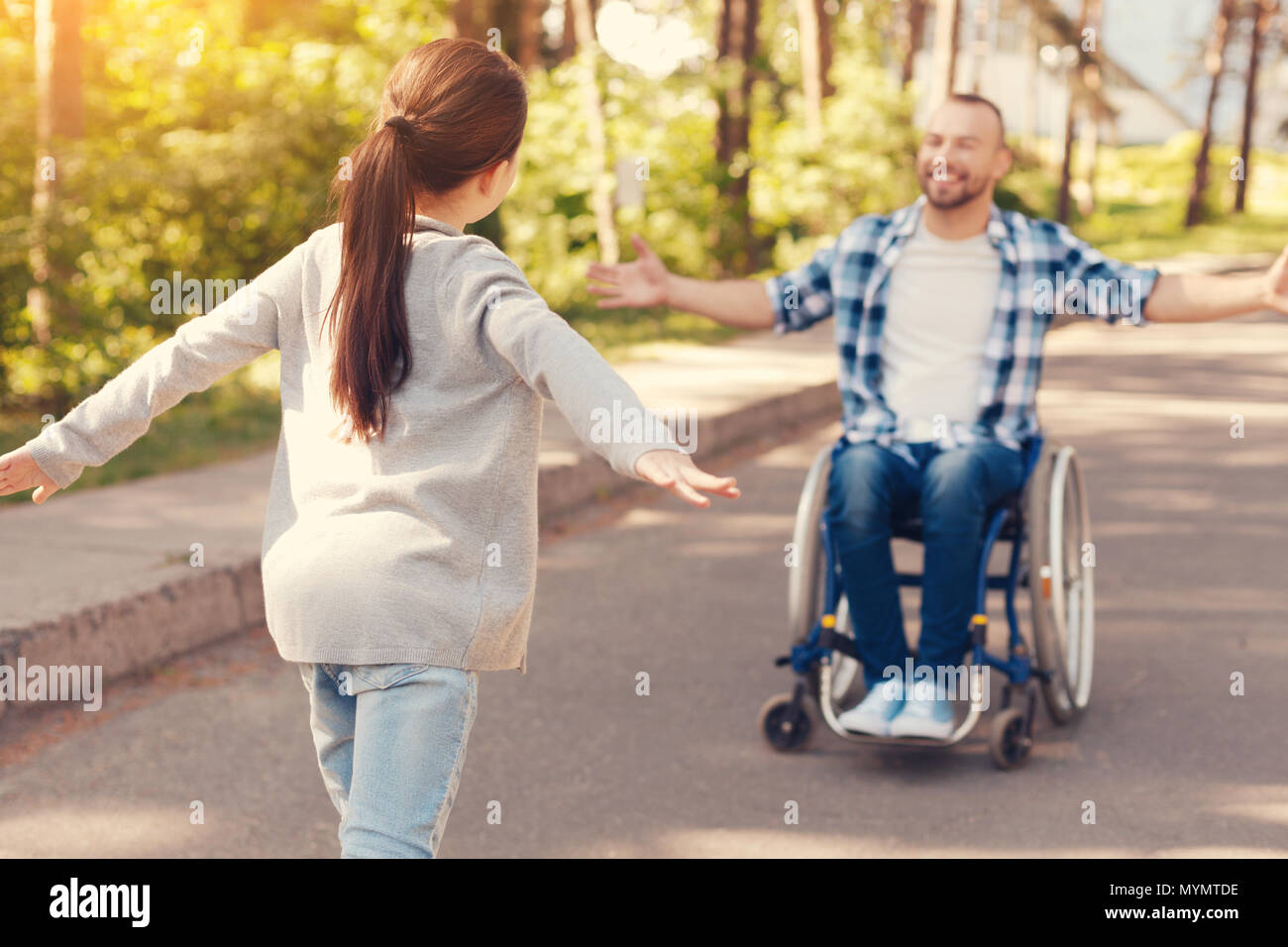 Frohes glückliches Mädchen zu ihrem Vater kommt Stockfotografie - Alamy
