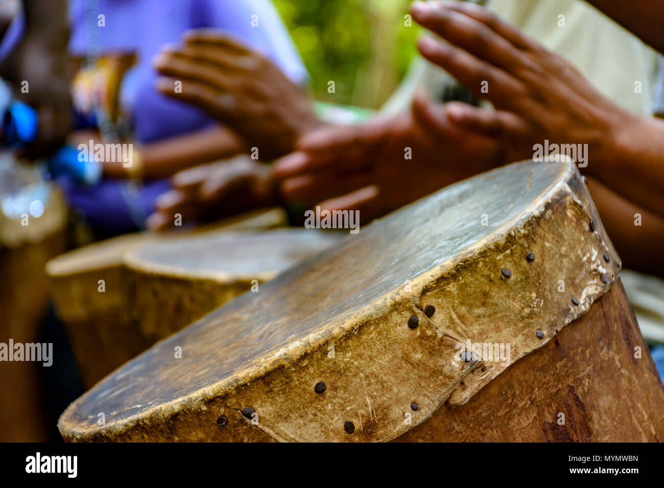 Schlagzeuger spielen eine rudimentäre atabaque während afro-brasilianische kulturelle Manifestation Stockfoto