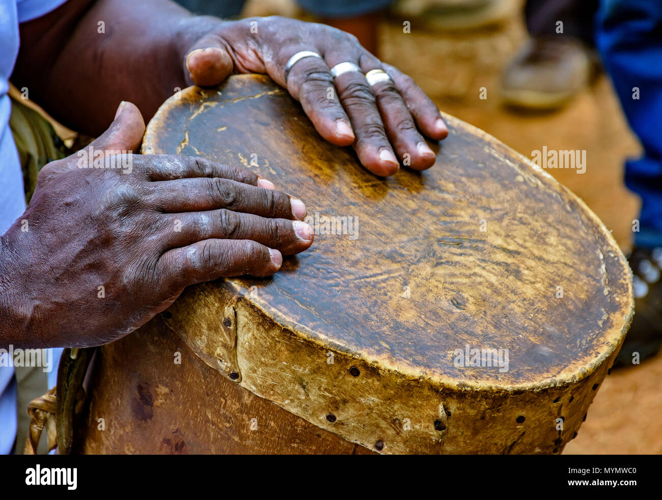 Schlagzeuger spielen eine rudimentäre atabaque während afro-brasilianische kulturelle Manifestation Stockfoto