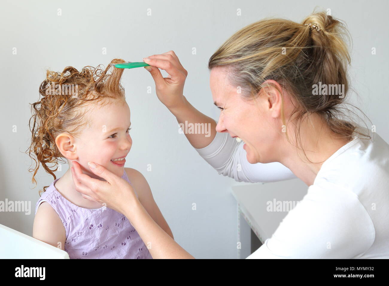 Waschen, Läuse im Haar eines Kindes Stockfoto