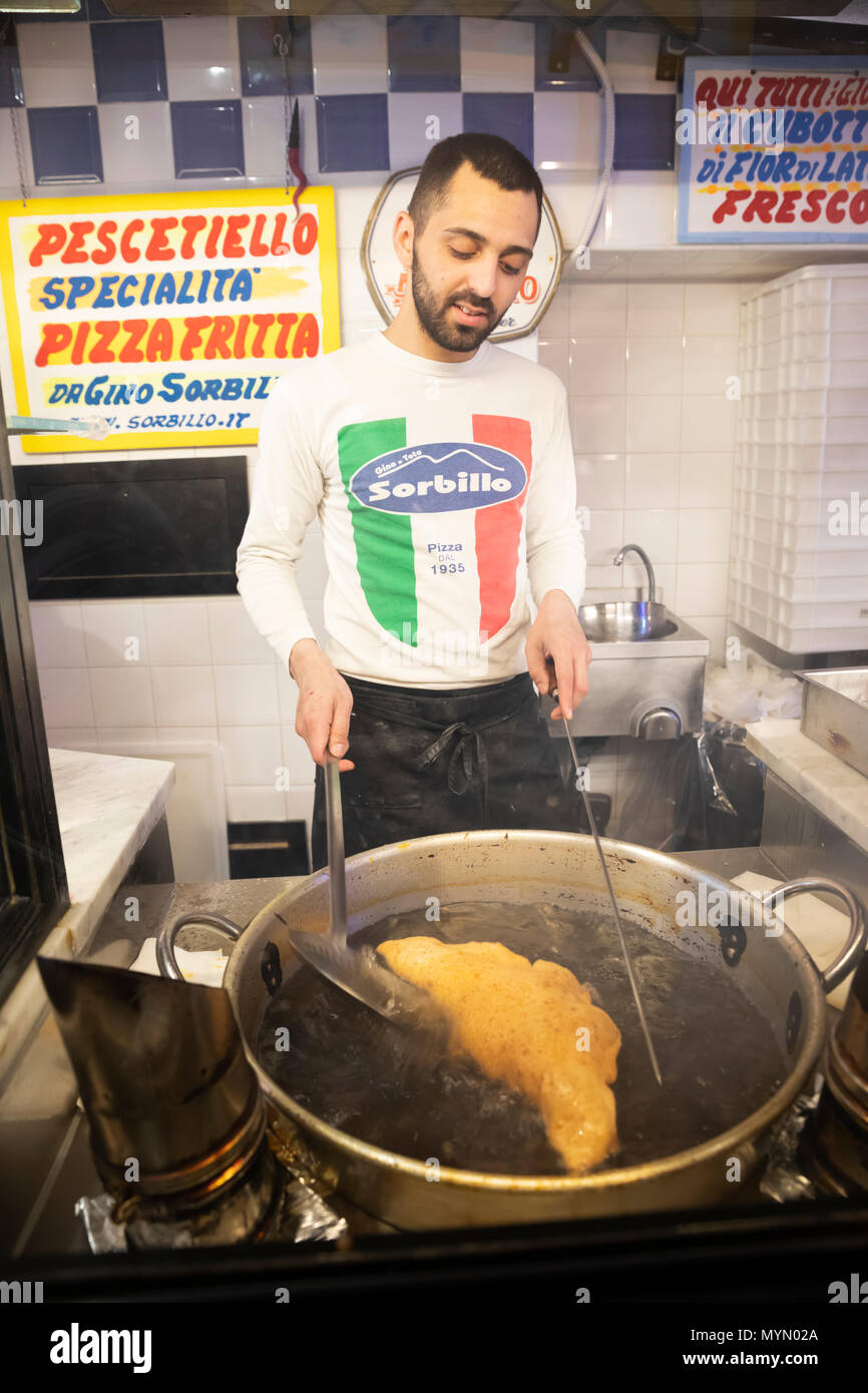 Junger Mann braten Pizza im sorbillo Esterina Take-away-Pizzeria berühmt für fried Pizza auf die Via dei Tribunali, Neapel, Kampanien, Italien, Europa Stockfoto