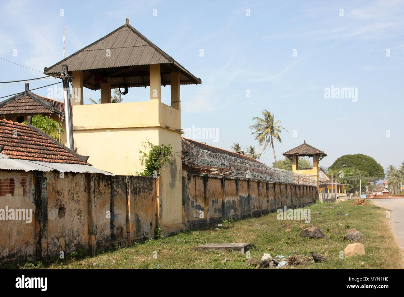 Alten kolonialen Gefängnis in Kampot, Kambodscha. Trotz seiner heruntergekommenen apearance es auch heute noch in Gebrauch ist, Jan 2012. Eine alte Felge ist wie eine Alarmglocke verwendet. Stockfoto