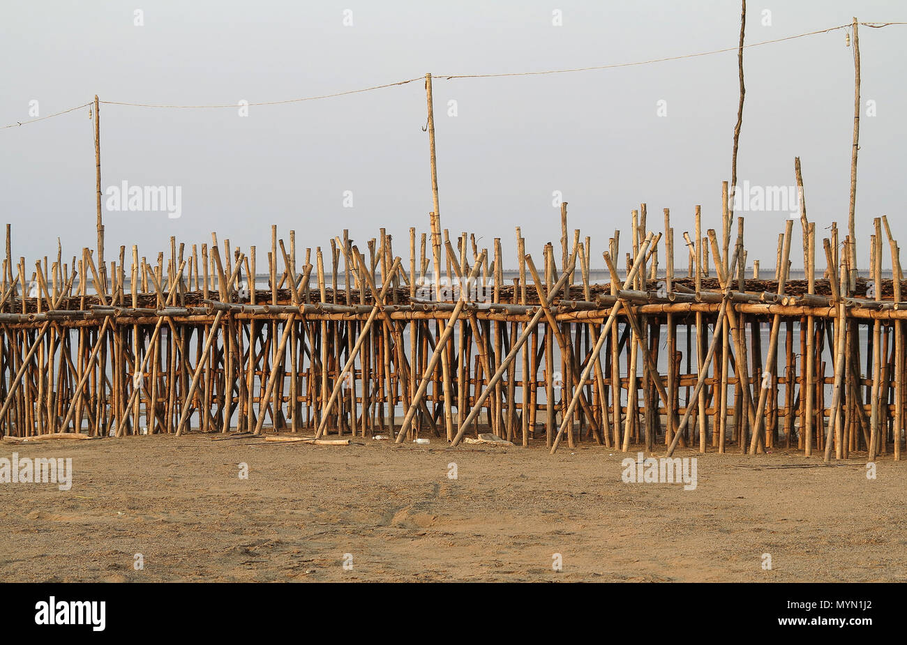 Bamboo Brcke ber den Fluss Mekong. Die lngste Bambus Strae Brcke der  Welt. Eine Nahaufnahme der Struktur der Brcke bei Kampong Cham, Kambodscha  Stockfotografie - Alamy