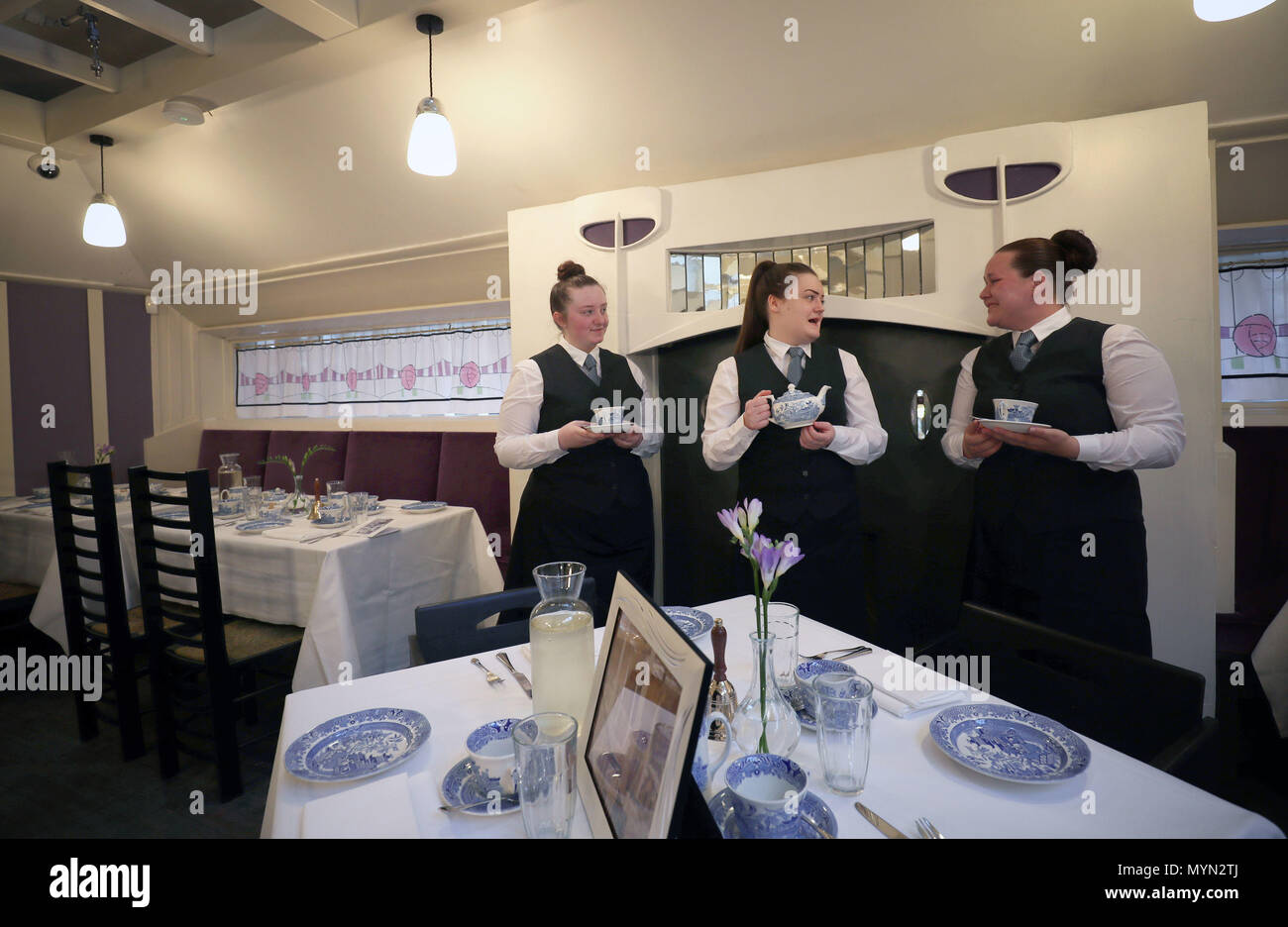 Neue Kellner (von links) Chloe Smythe, Chloe Foley und Emma Jane Ferguson an ihrem ersten Tag an der Upgrade Restaurant, mackintosh an der Weide, an der ursprünglichen Willow Tea Rooms Gebäude in Glasgow, anläßlich des 150. Jahrestages der Geburt des Designers Charles Rennie Mackintosh, nach &Acirc;&Pound; 10 Mio. Restaurierungsprojekt. Stockfoto