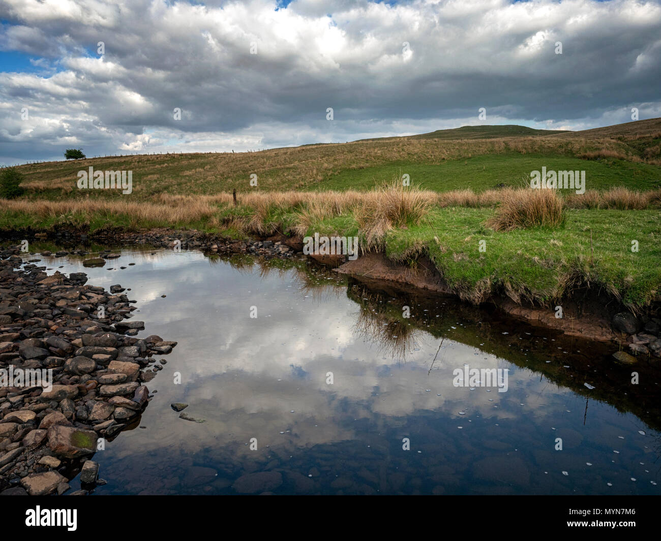 Dramatische Himmel über dem Fluss Hepste (Afon Hepste) Tir-yr-onen, in der Nähe von Brecon Beacons, Penderyn, Wales, Großbritannien Stockfoto