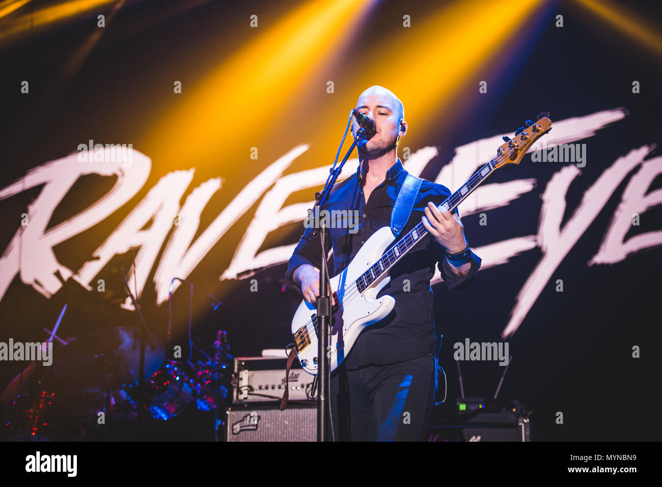 Turin, Italien. 15 Mai, 2017. Die englische Rockband Raveneye dargestellt, die live auf der Bühne im Pala Alpitour, Öffnung für die Kiss' World Tour 2017. Credit: Alessandro Bosio/Pacific Press/Alamy leben Nachrichten Stockfoto