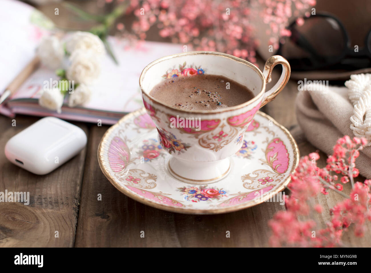Vintage Foto, duftenden Kaffee und Zubehör. Eine Tasse Blumen. Guten Morgen  im Café. Planung. Karte Stockfotografie - Alamy