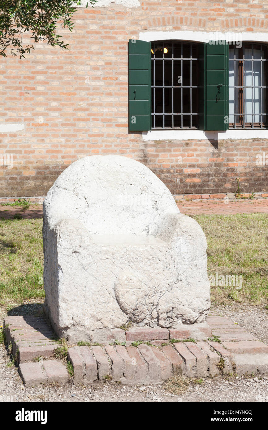 Die legendry Marmor Thron von Attila der Hunne, Torcello, Insel, Venedig, Venetien, Italien vor dem Museum in Wirklichkeit von der magister militum verwendet, Stockfoto