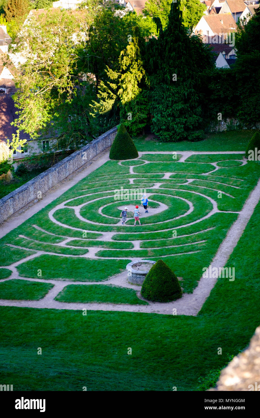 Kinder spielen im Labyrinth in Bishops Palace Garten durch die Kathedrale von Chartres Stockfoto