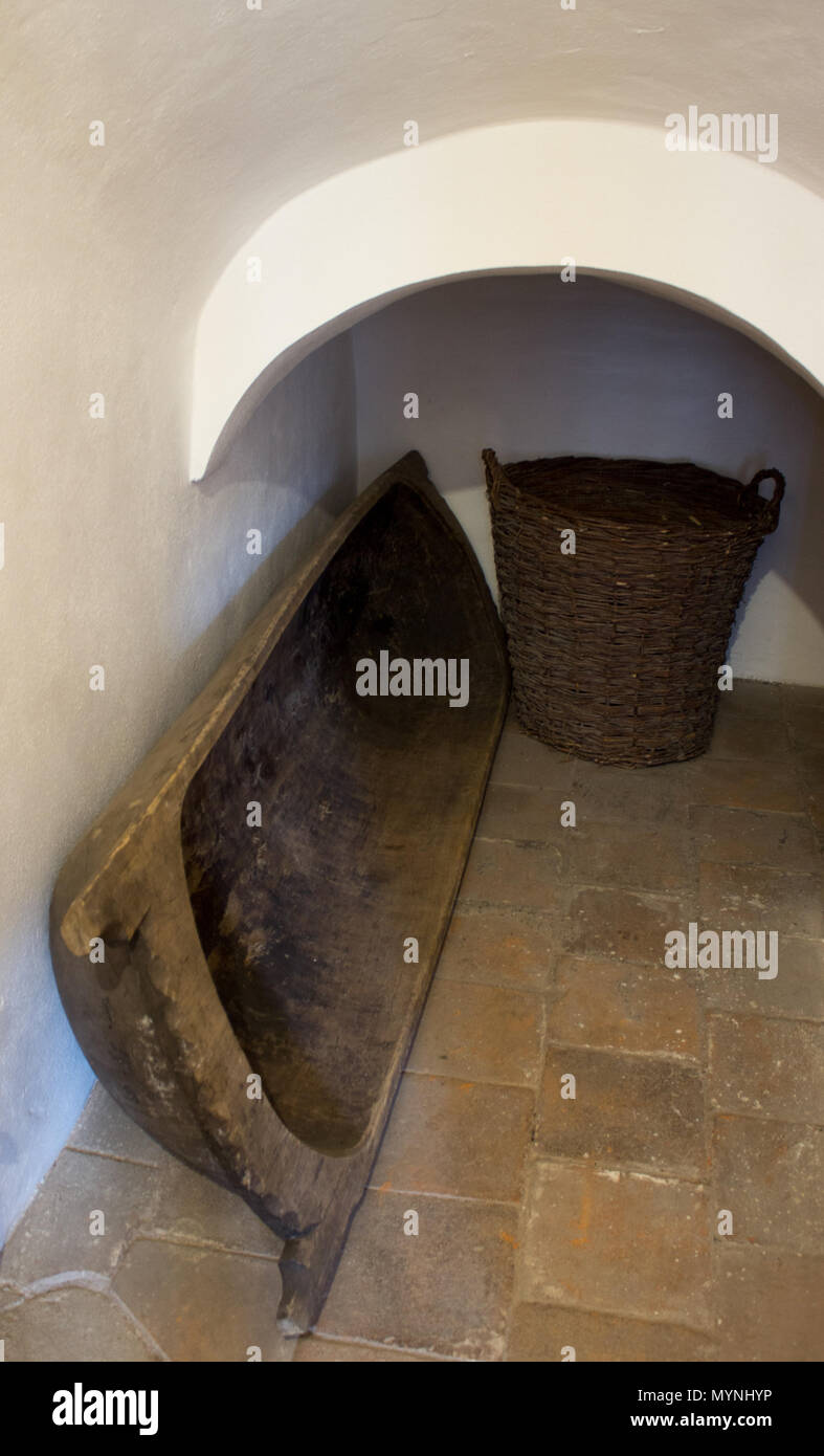 Hölzerne Waschzuber, Brot, Teig und einen Weidenkorb in einer Nische vorzubereiten. Auf dem Bürgersteig. Stockfoto