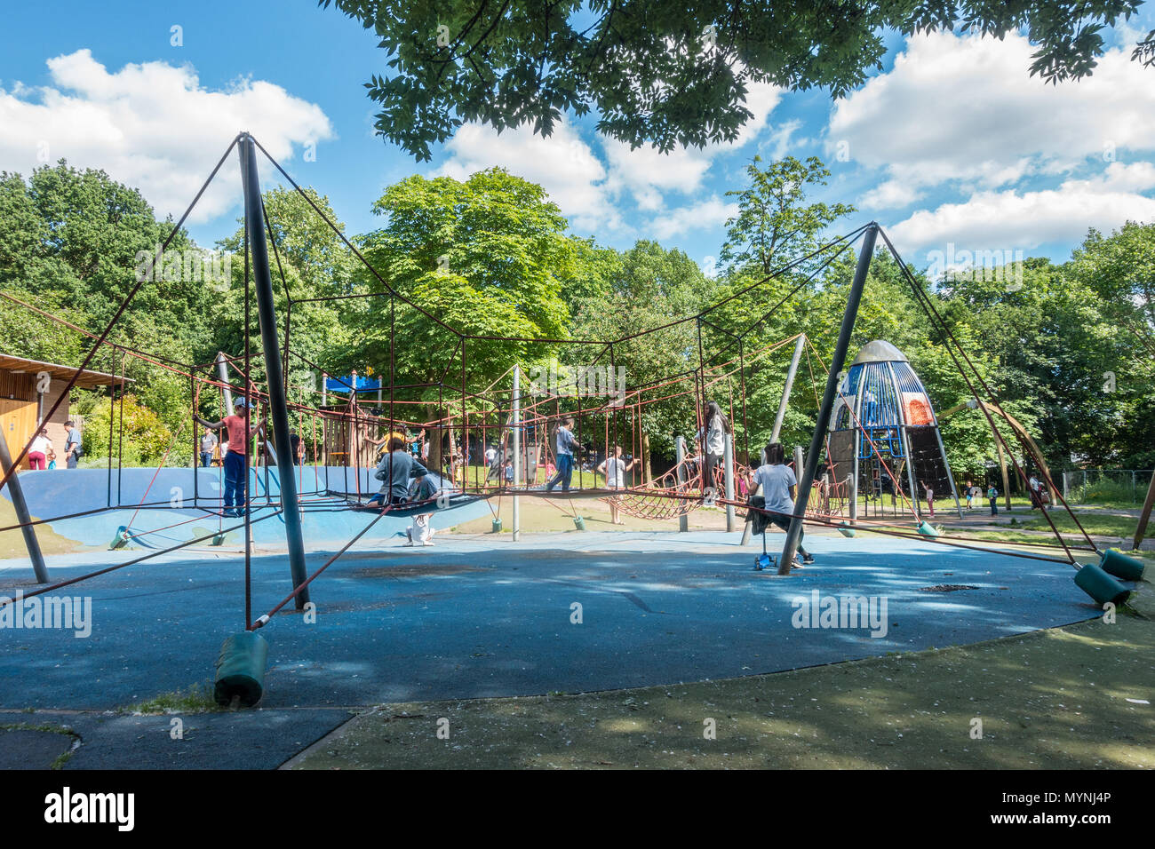 Kinder beim Spielen in einen Abenteuerspielplatz auf Holland Park in London, UK. Stockfoto