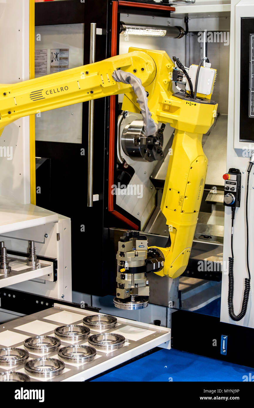 Fanuc M-20 iA Roboterhand mit Schunk Greifer mit CNC-Maschine Stockfoto
