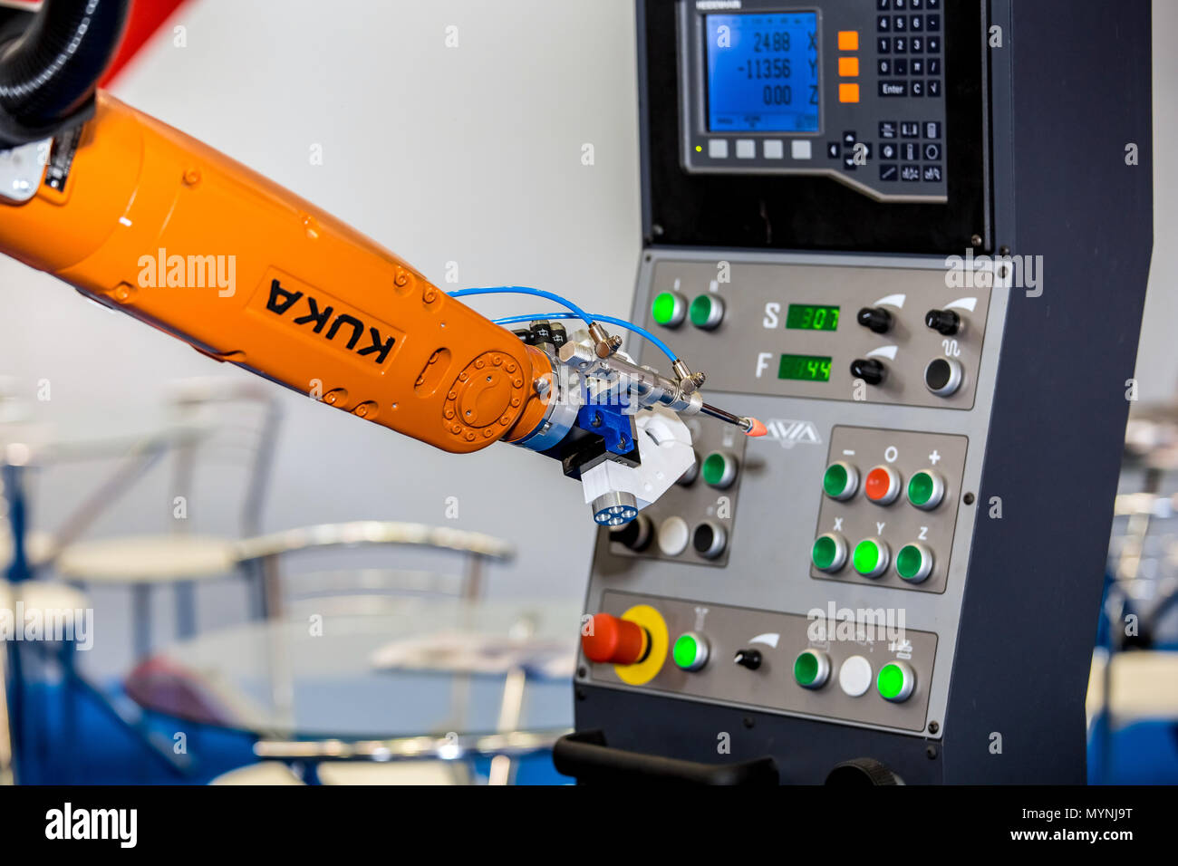 Kuka Robot Arm drücken der Tasten auf dem Bedienfeld der CNC-Maschine Stockfoto