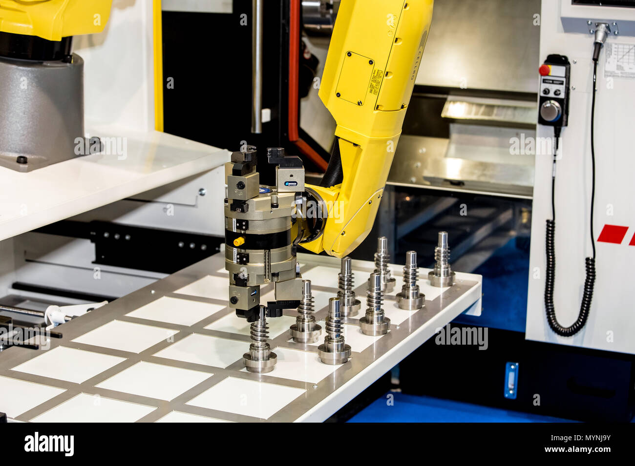 Fanuc M-20 iA Roboterhand mit Schunk Greifer mit CNC-Maschine Stockfoto