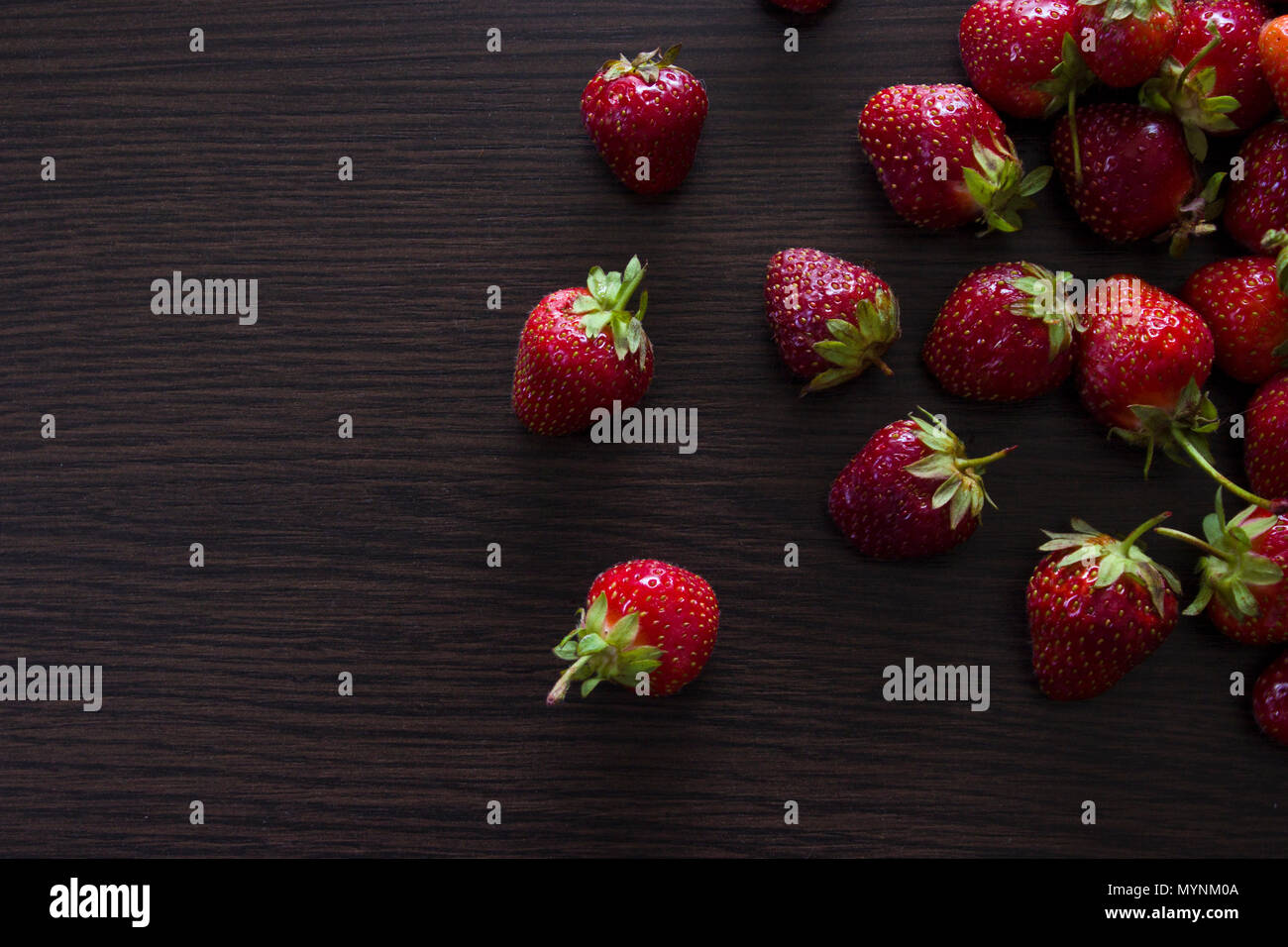 Erdbeeren auf einem hölzernen Hintergrund Stockfoto