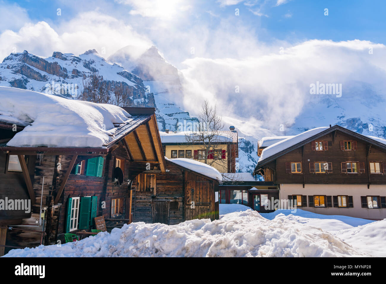 Blick auf verschneite Murren Dorf in sonniger Tag mit dem schönen hohen Berg im Hintergrund Stockfoto