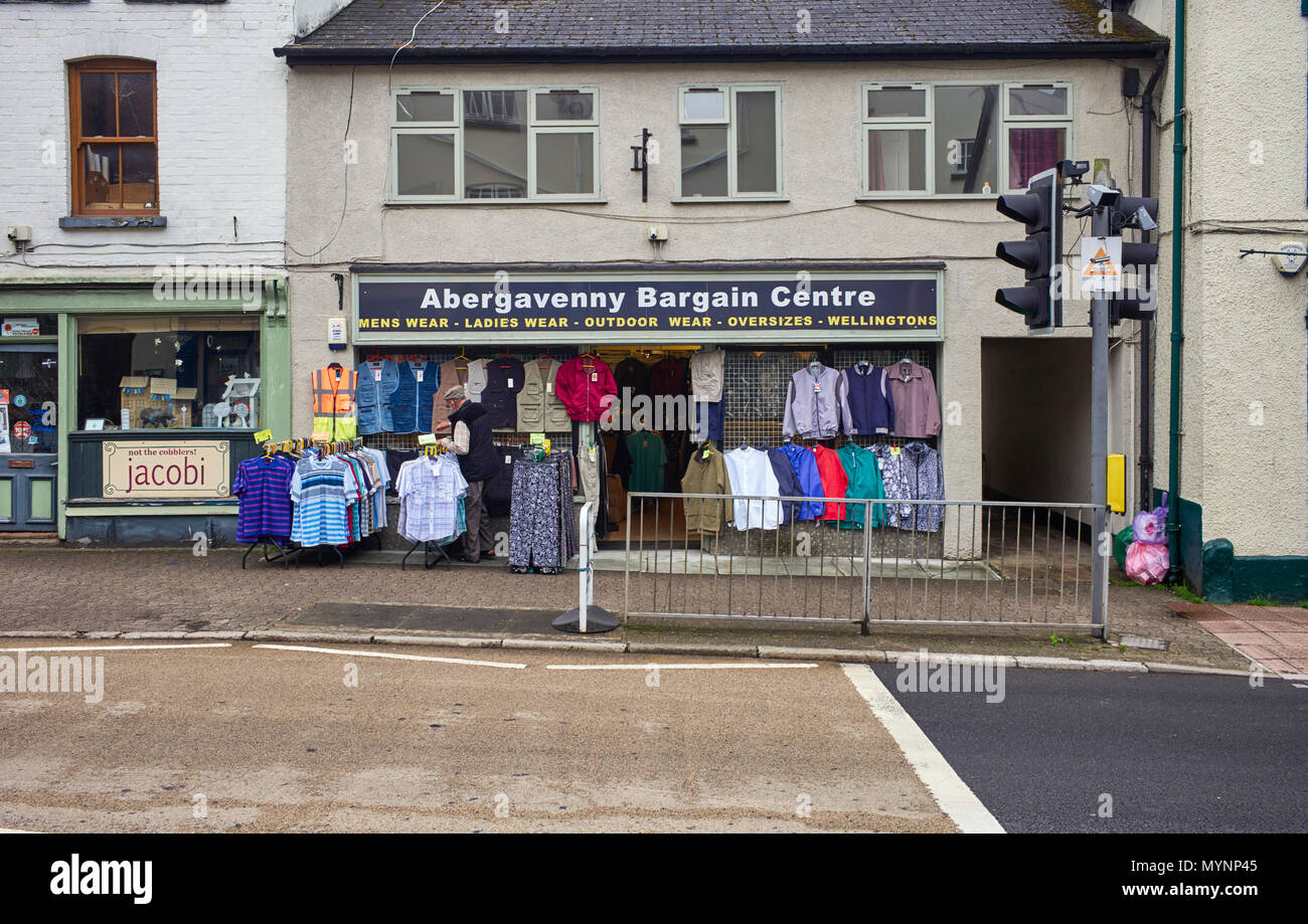Schnäppchen Bekleidung Shop in Abergavenny mit Kleidungsstücken außerhalb hängend Stockfoto