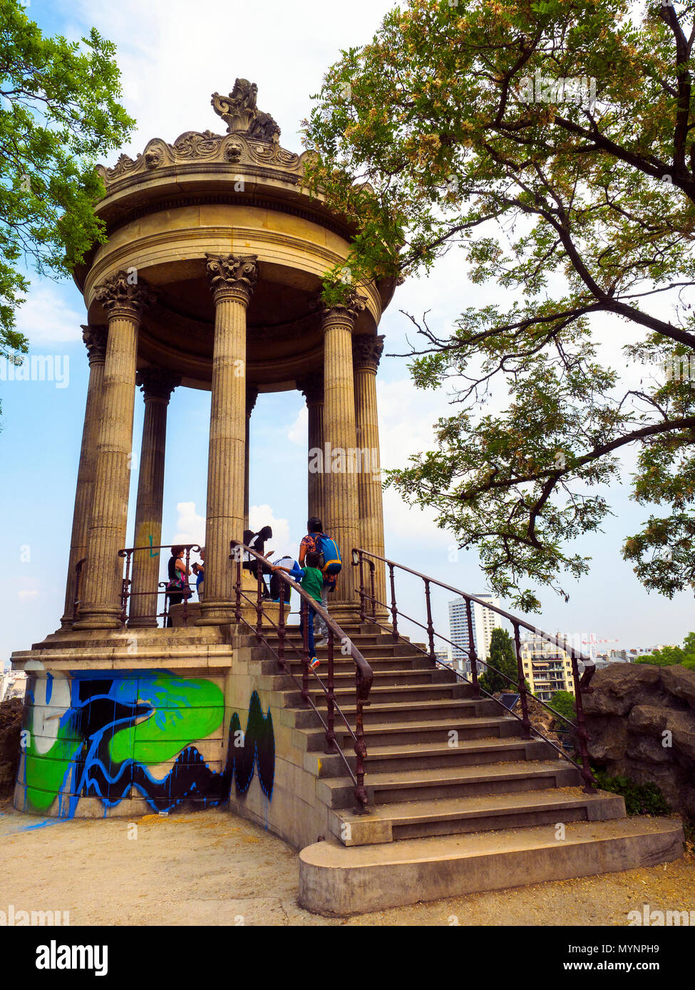 Tempel der Sybil im Jahre 1869 durch den Architekten Gabriel Davioud im Parc des Buttes-Chaumont - Paris, Frankreich Stockfoto