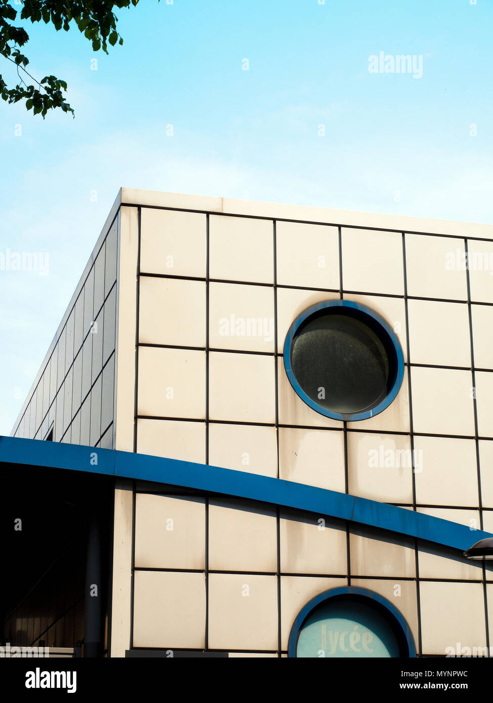 Detail der Fassade ein modernes Gebäude in der Rue de Tolbiac - Paris, Frankreich Stockfoto