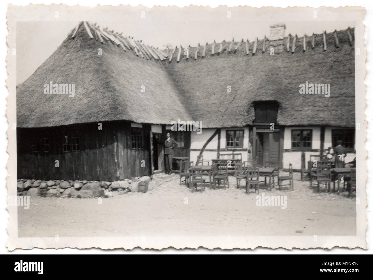 Eine traditionelle alte Holz- und reetgedeckte Bauernhaus in der Nähe von Odense auf der Insel Fünen in Dänemark. Foto gemacht ca. 1946 Stockfoto Eine traditionelle alte Holz- und reetgedeckte Bauernhaus in der Nähe von Odense auf der Insel Fünen in Dänemark. Foto gemacht ca. 1946 Stockfoto