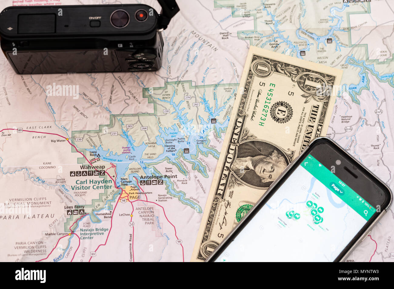 Reise Zubehör, Kamera, smart phone 1 Dollar Bill und Reisen Karte, Detail von Arizona, USA-Karte - Vorbereitung und Planung Konzept zum See Po Stockfoto