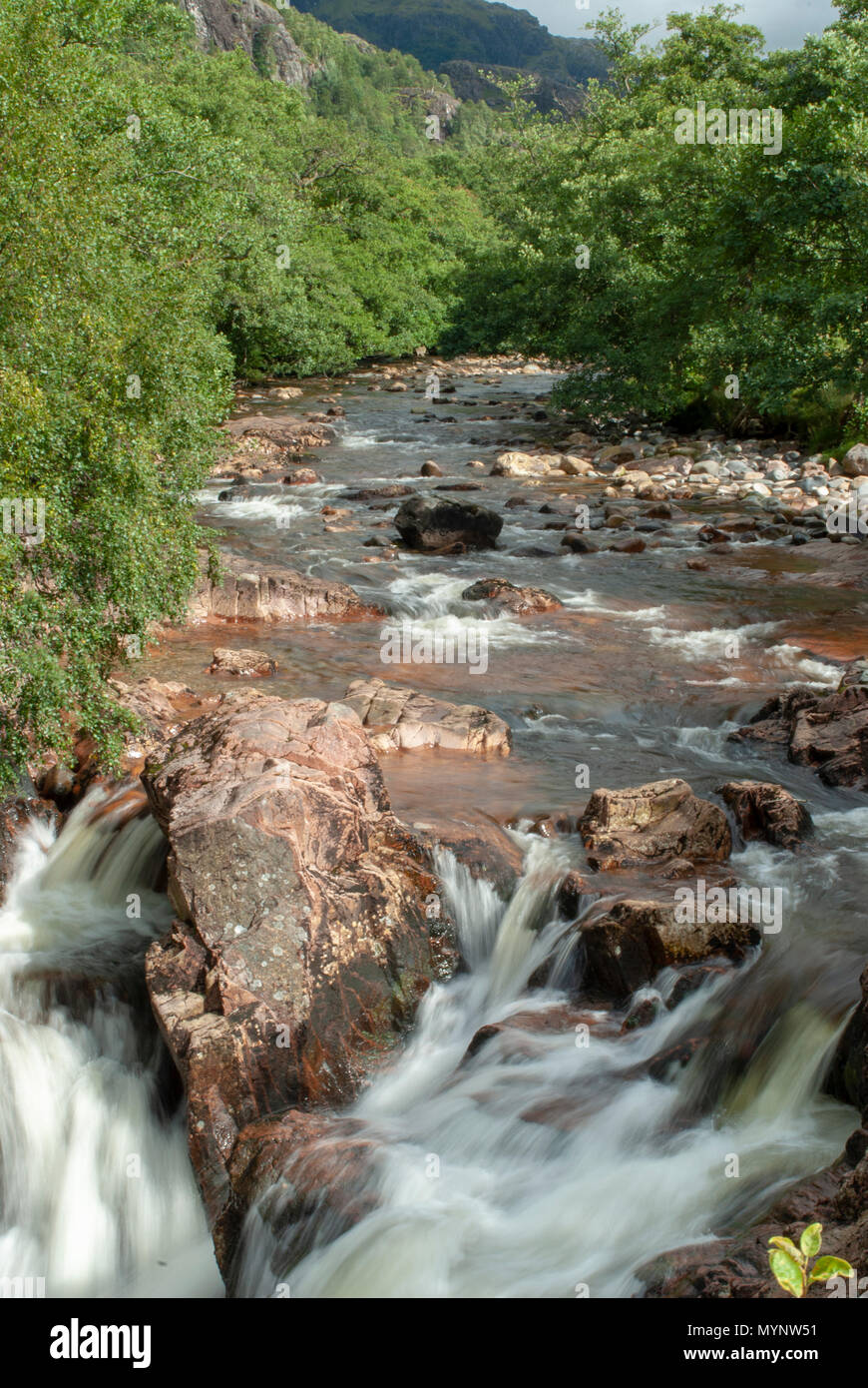 Blick auf Wasserfälle in der Nähe von Wasser von Nevis und Steall fällt von einem Spaziergang von Polldubh und Achriabhach im Fuss des Ben Nevis, Highlands, Scotlan Stockfoto