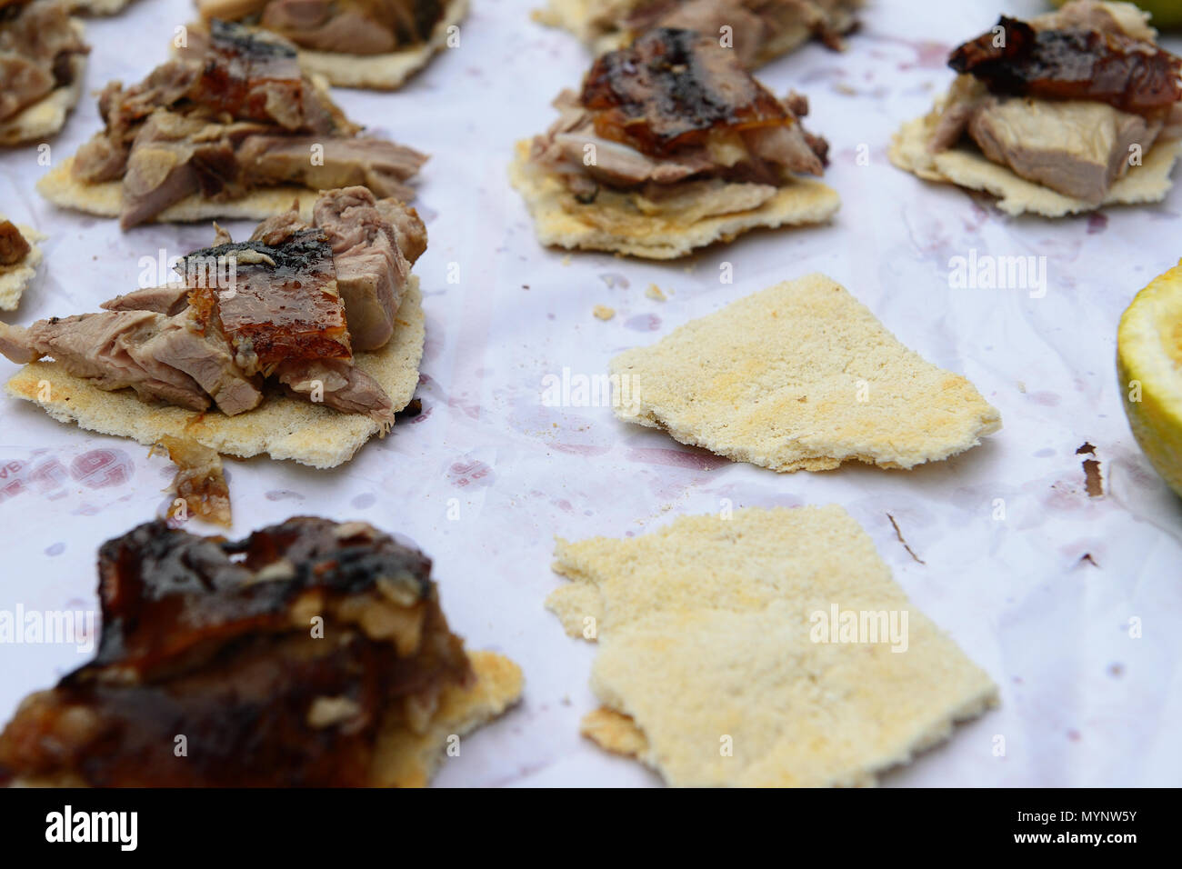 Traditionelle einfache Snacks, gebraten auf tiefe Öl, für den Kauf in den Straßen in der Dominikanischen Republik Stockfoto
