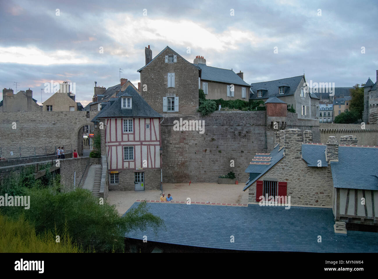 Am Abend Blick auf das alte Waschhaus am Rande der Stadtmauer auf dem Fluss La Marle in der Nähe der Rue Francis Decker in Vannes, Bretagne, Frankreich Stockfoto