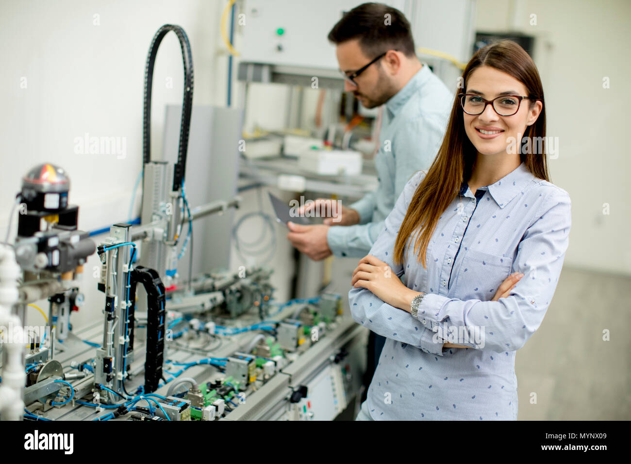 Porträt des jungen Paares von Studenten an Robotik arbeiten Stockfoto