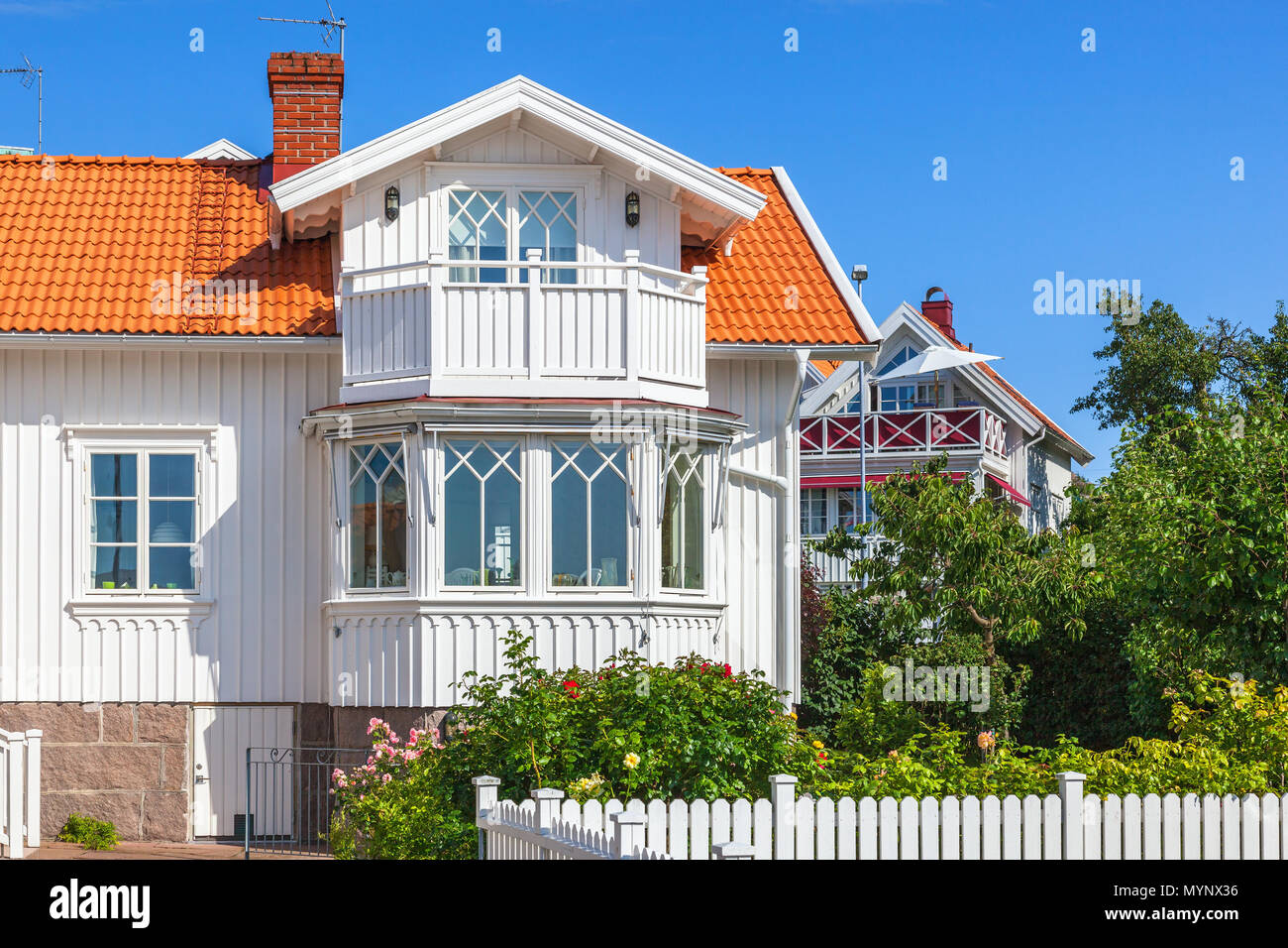Idyllische Weisse Holzhaus Mit Garten Im Sommer Stockfoto Bild