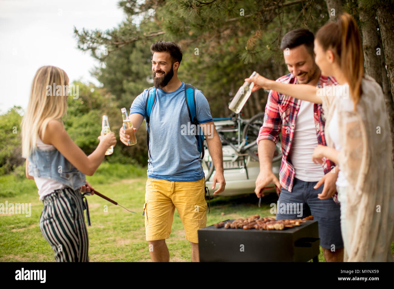 Gruppe junger Leute genießen Grillen in der Natur Stockfoto