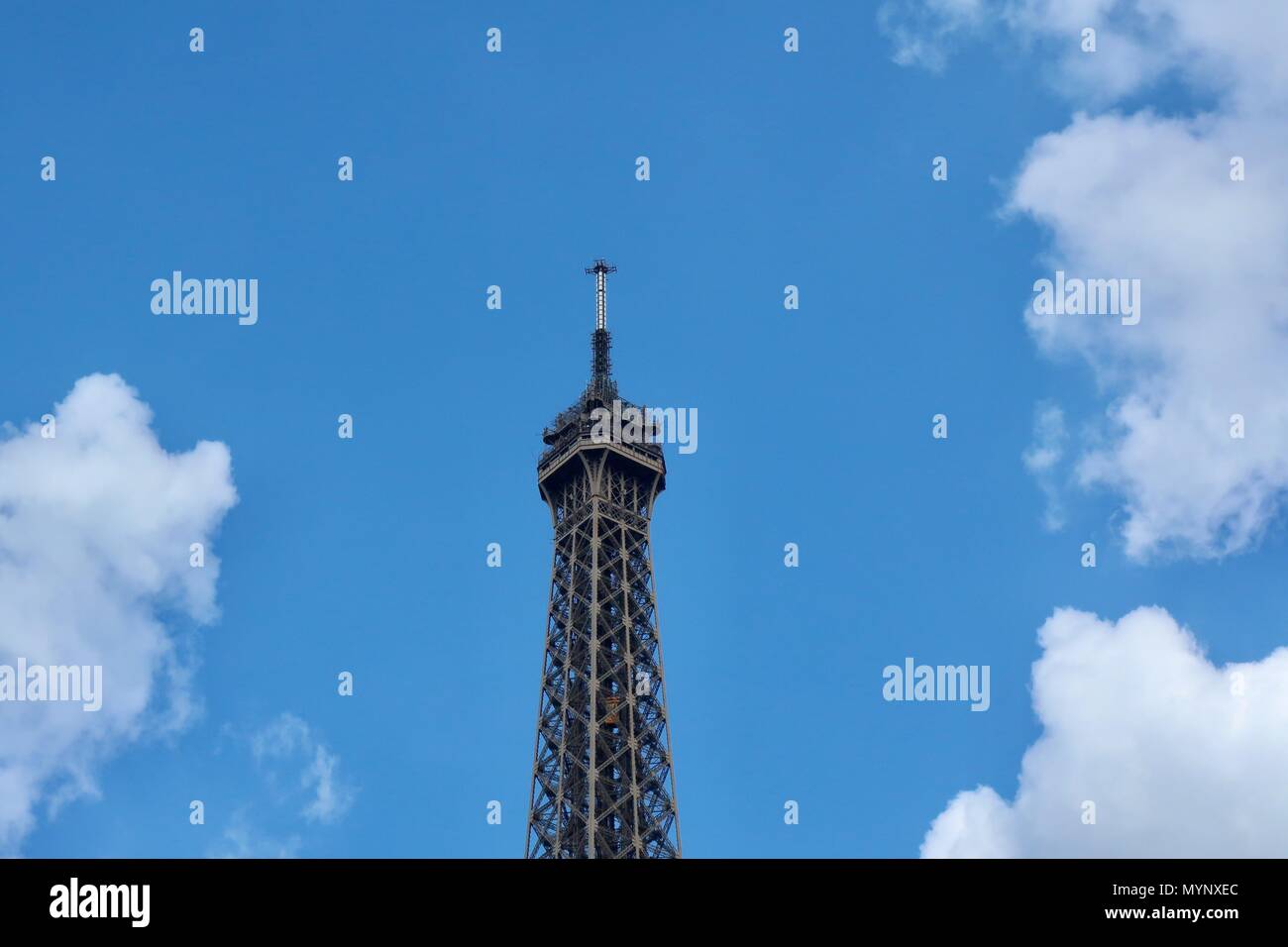 Paris, Frankreich, heissen, sonnigen Frühling Nachmittag im Mai 2018. Die Spitze des Eiffelturms vor blauem Himmel. Stockfoto