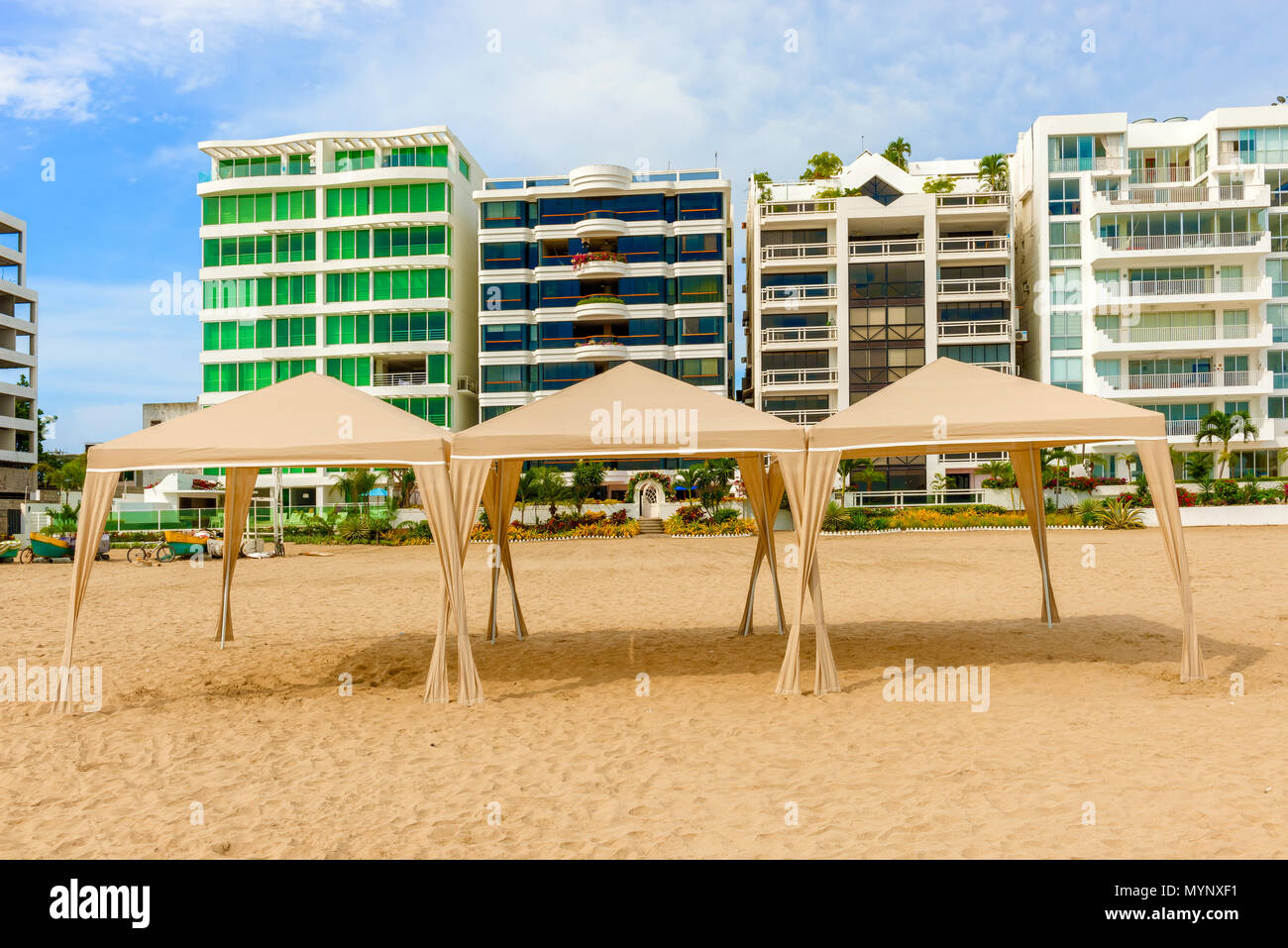 Salinas, Ecuador - 13. April 2016: Moderne Eigentumswohnung Gebäude von Playa de Chipipe in Salinas, Ecuador. Stockfoto