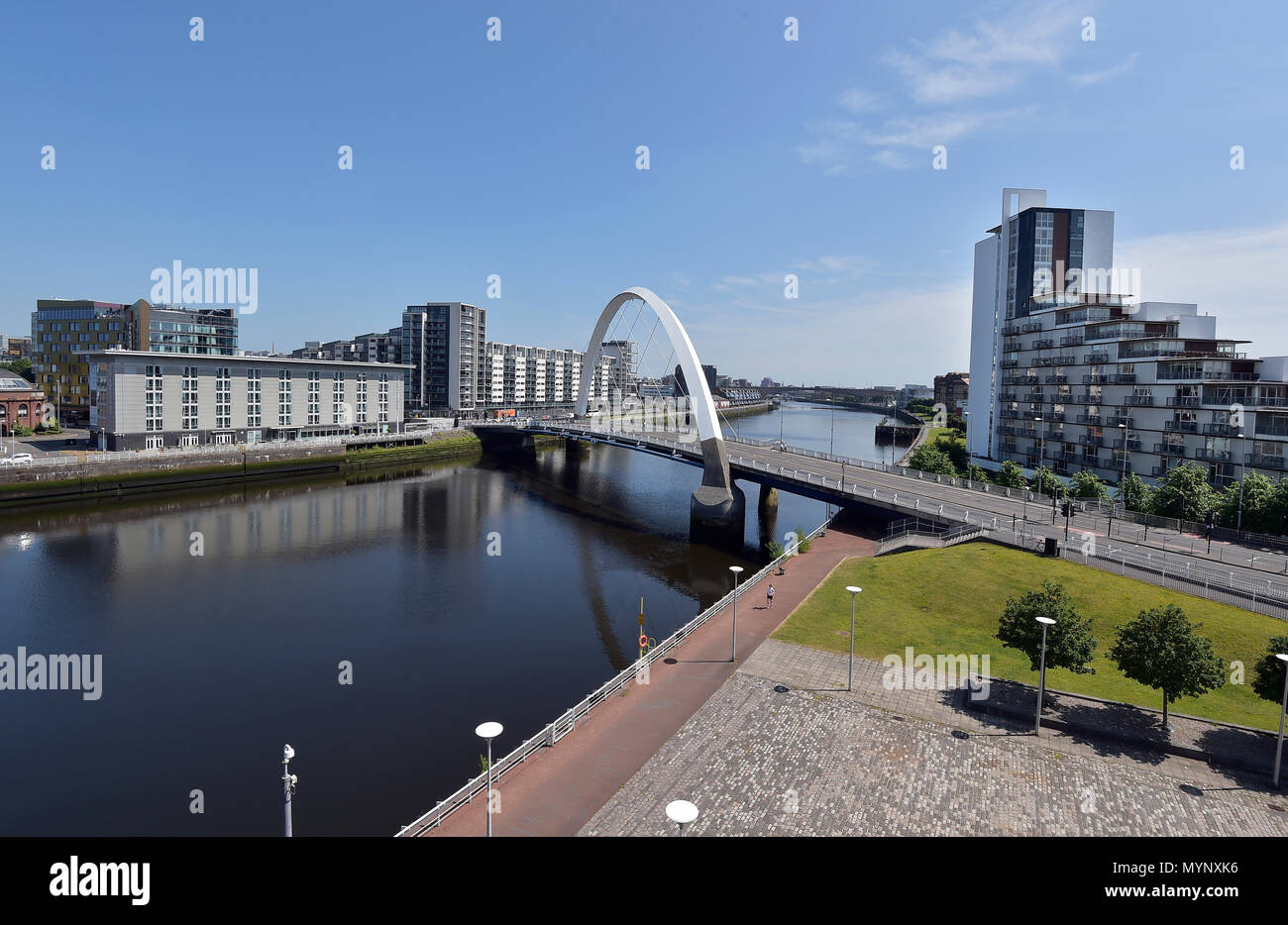 Die Glasgow Bogen Brücke auch bekannt als die in Glasgow Squinty Brücke überspannt den Fluss Clyde Stockfoto