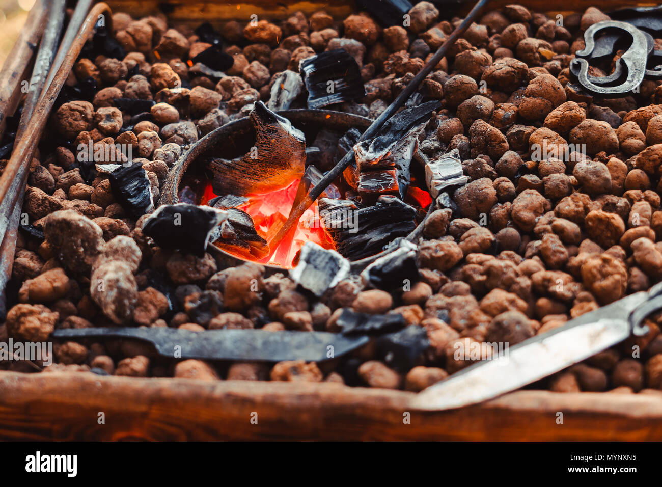 Schmiede Feuer Schmiede für die Erstellung von Eisenwerkzeugen in Schmiede verwendet. Stockfoto