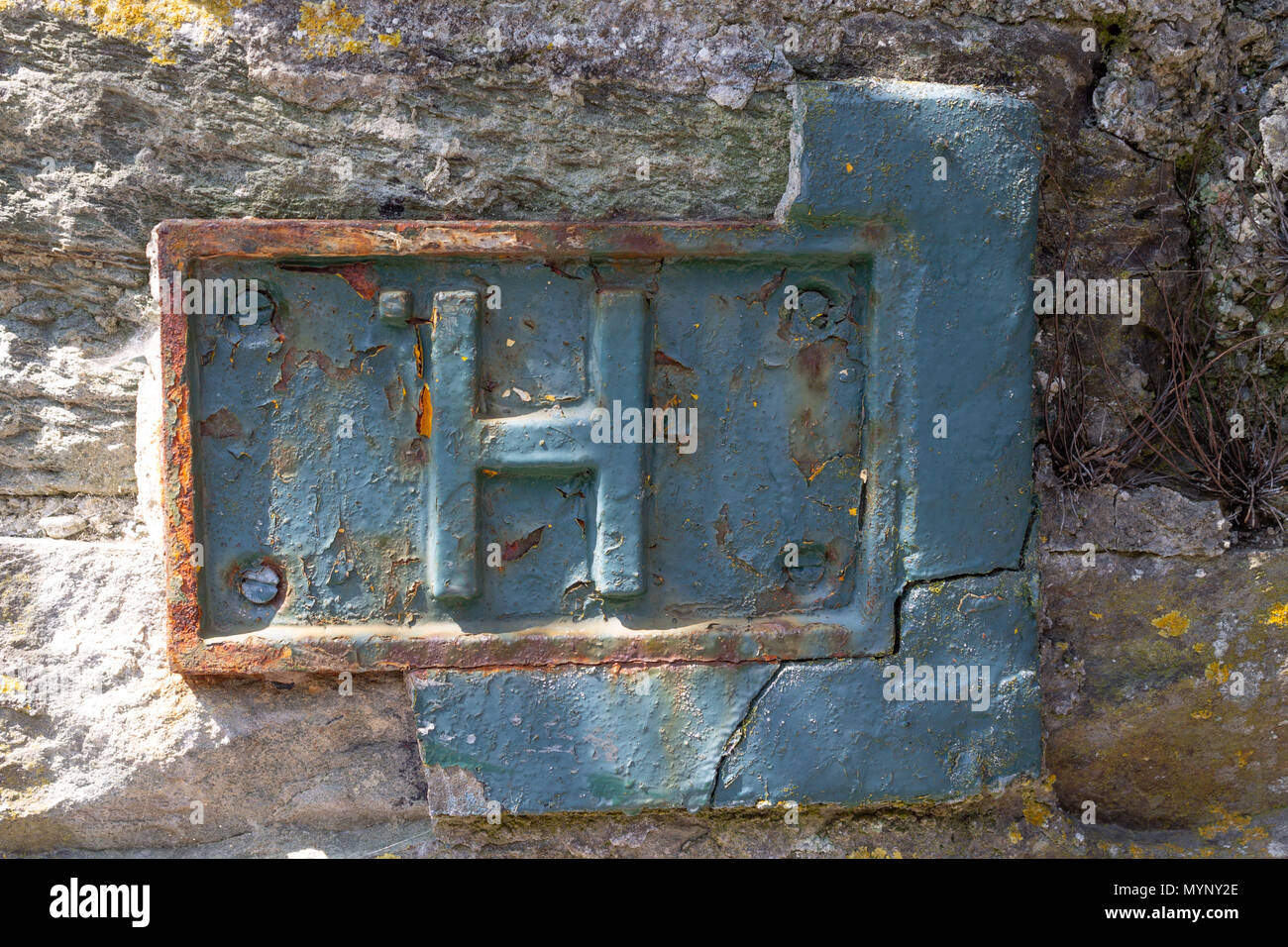 Gusseisen Wasser hydrant Zeichen blau lackiert und Rost mit dem Alter. Stockfoto