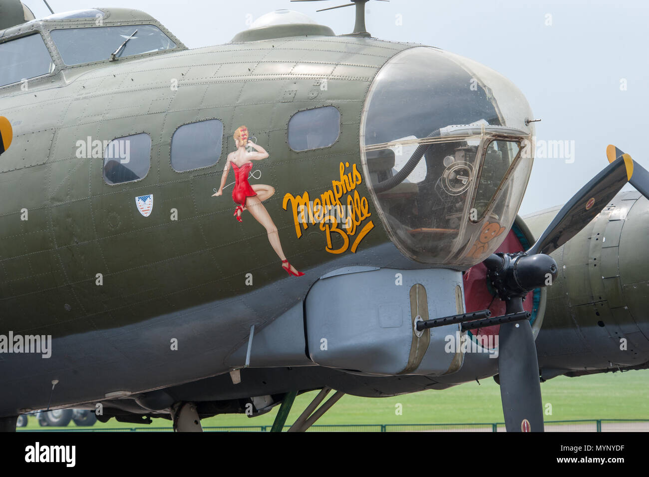 Der Bomber „Memphis Belle“ aus der 2. Weltkriegs-Ära der Boeing B-17 Flying Fortress auf der IWM Duxford, Cambridgeshire, Großbritannien, zeigt legendäre Nose Art und vier Motoren Stockfoto