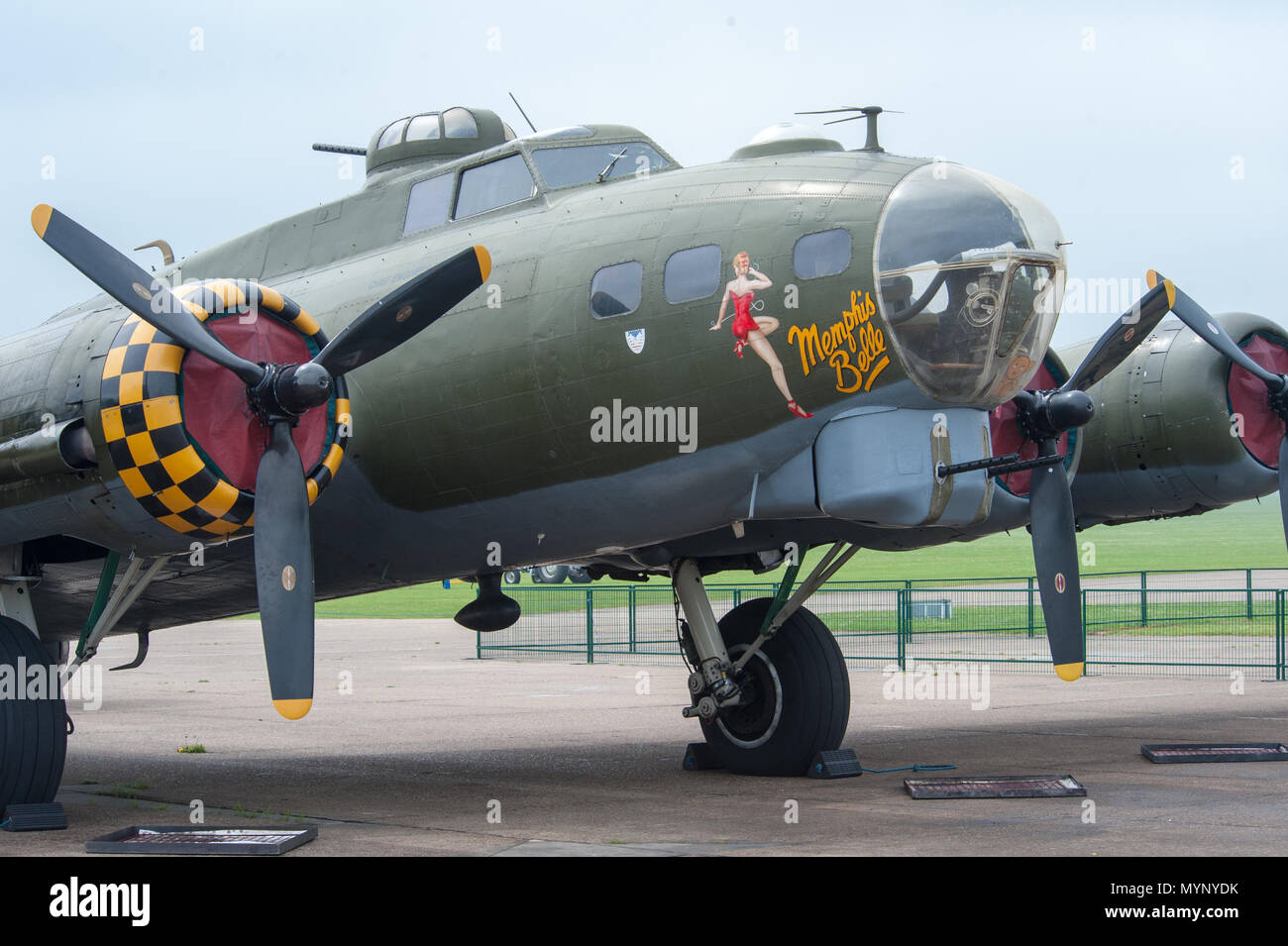 Der Bomber „Memphis Belle“ aus der 2. Weltkriegs-Ära der Boeing B-17 Flying Fortress auf der IWM Duxford, Cambridgeshire, Großbritannien, zeigt legendäre Nose Art und vier Motoren Stockfoto