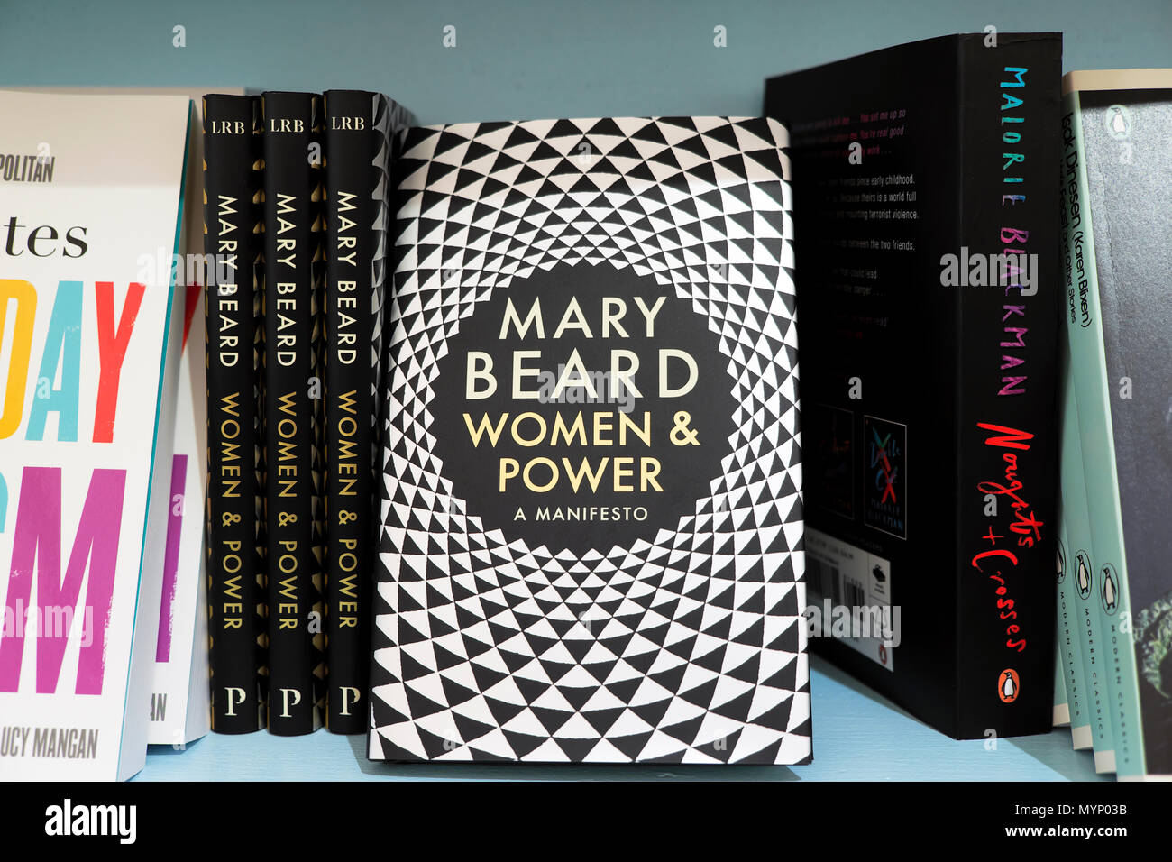 Mary Beard bookcover "Frauen & Macht ein Manifest' auf einem Bücherregal im Hay Festival Buchhandlung 2018 in Hay-on-Wye, UK KATHY DEWITT Stockfoto