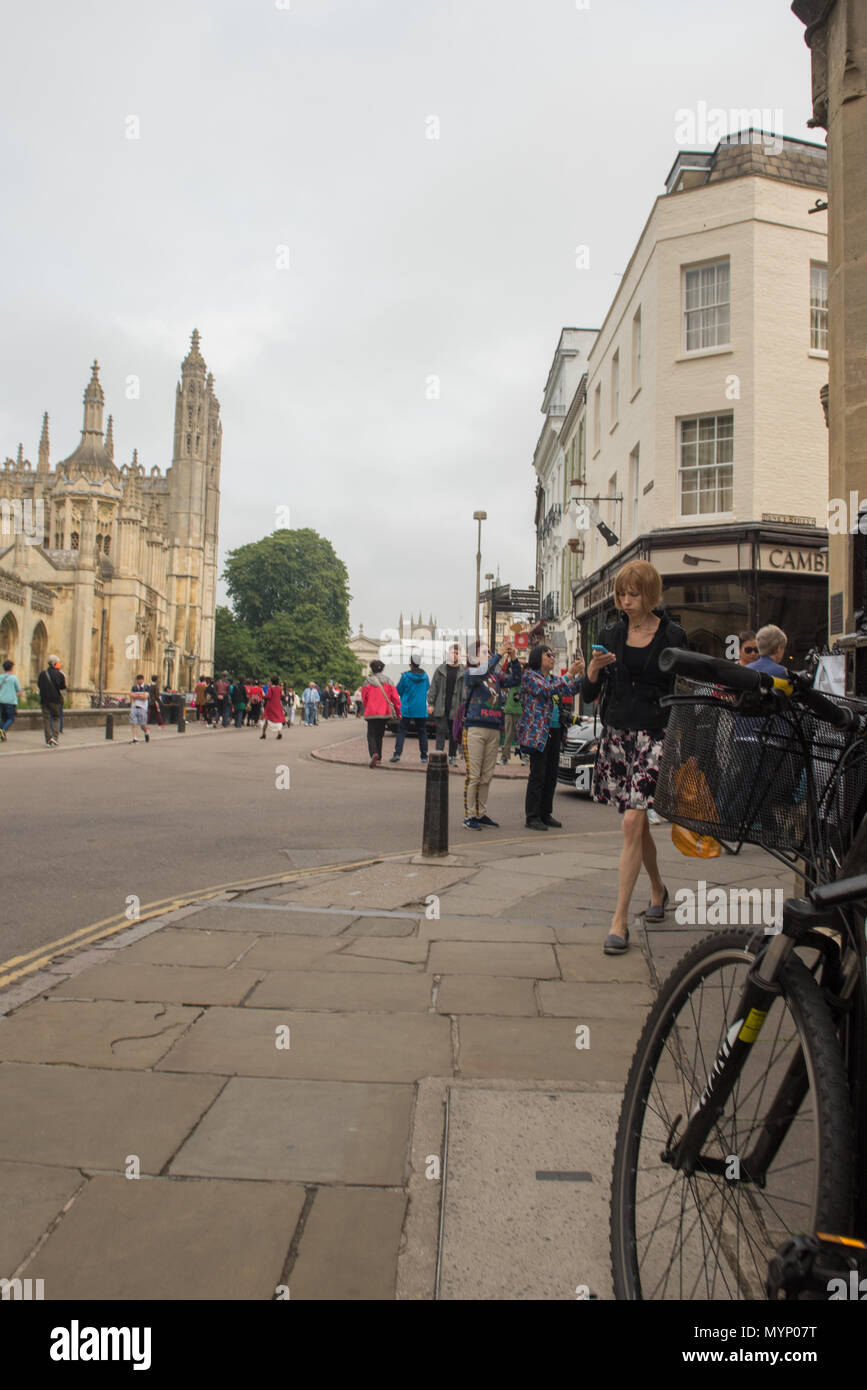 Touristen treffen sich und machen Fotos vor der historischen King's College Chapel in Cambridge, England, an einem bewölkten Tag Stockfoto