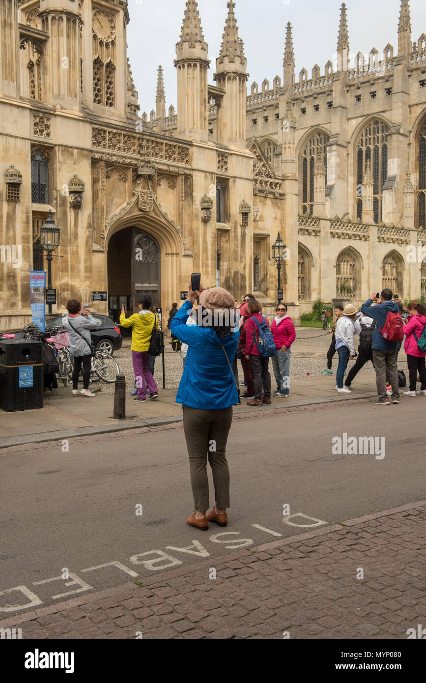 Touristen treffen sich und machen Fotos vor der historischen King's College Chapel in Cambridge, England, an einem bewölkten Tag Stockfoto