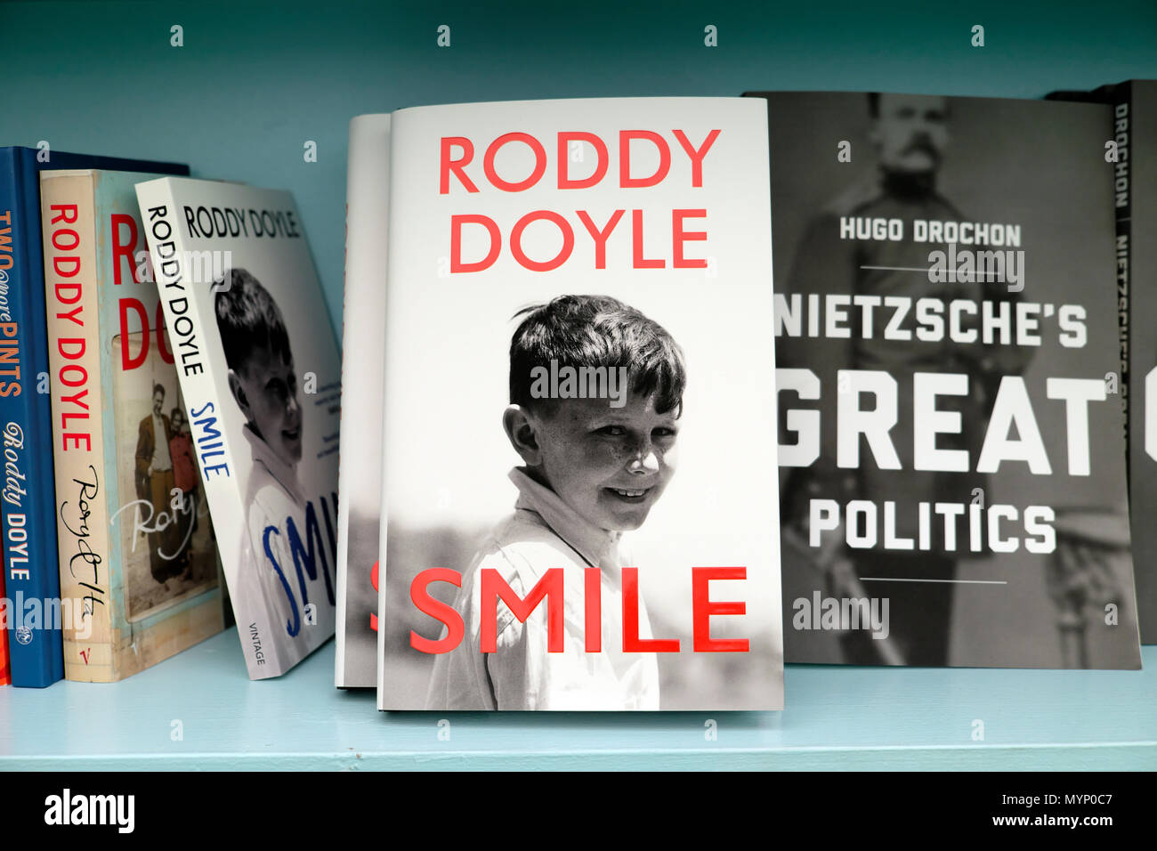 Buch Cover von 'Smile' von Roddy Doyle Bücher auf einem Bücherregal im Hay Festival Buchhandlung 2018 in Hay-on-Wye, UK KATHY DEWITT Stockfoto