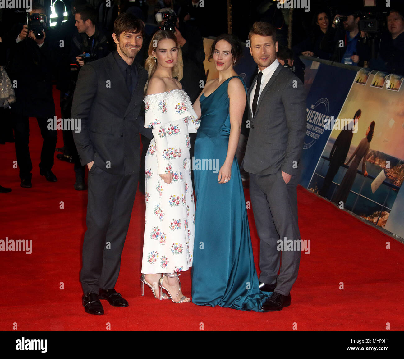 April 9, 2018 - Michiel Huisman, Lily James, Jessica Braun Findlay und Glen Powell an der Guernsey Literarische und Kartoffel schälen Pie Gesellschaft Welt P Stockfoto