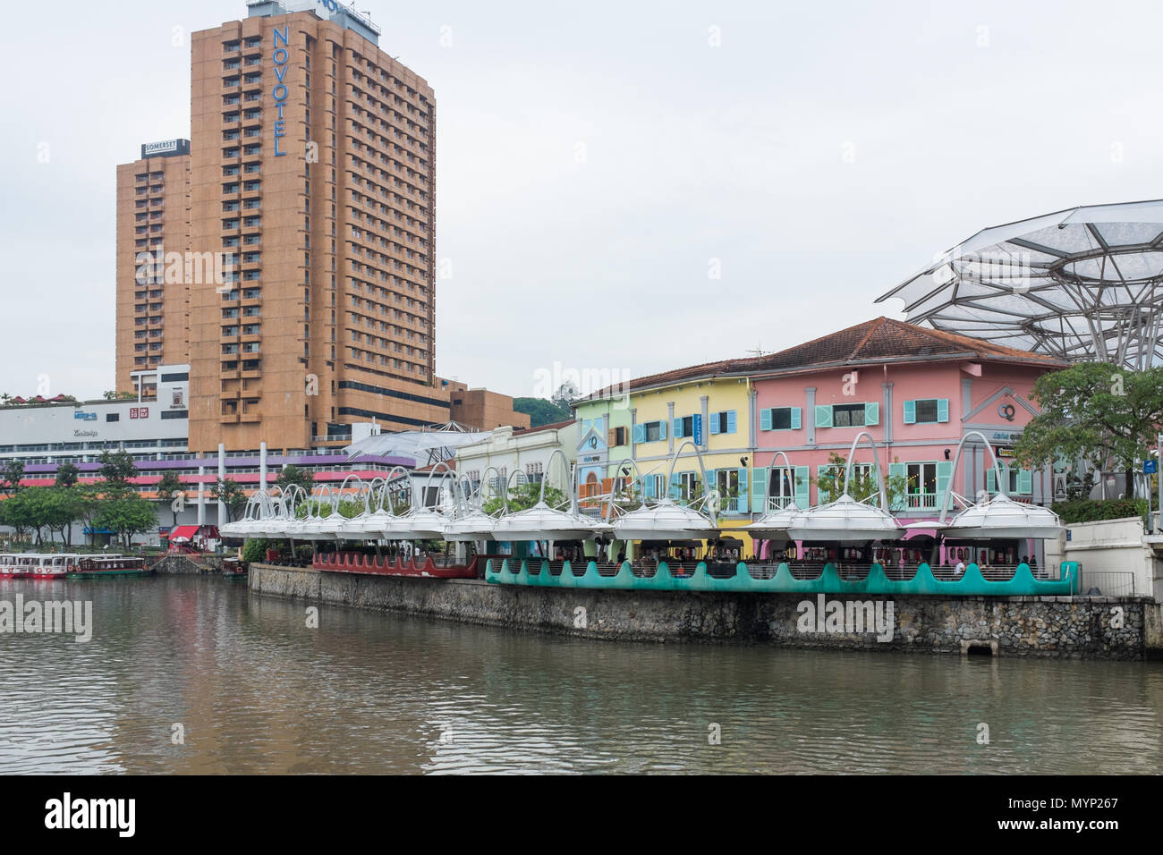 Bars und Restaurants am Clarke Quay am Singapore River in Singapur Stockfoto